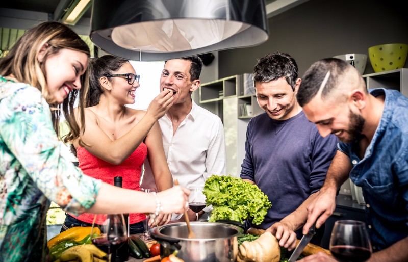 I vantaggi di scegliere una location con cucina attrezzata per la tua festa