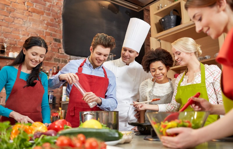 5 idee per una cena con amici indimenticabile