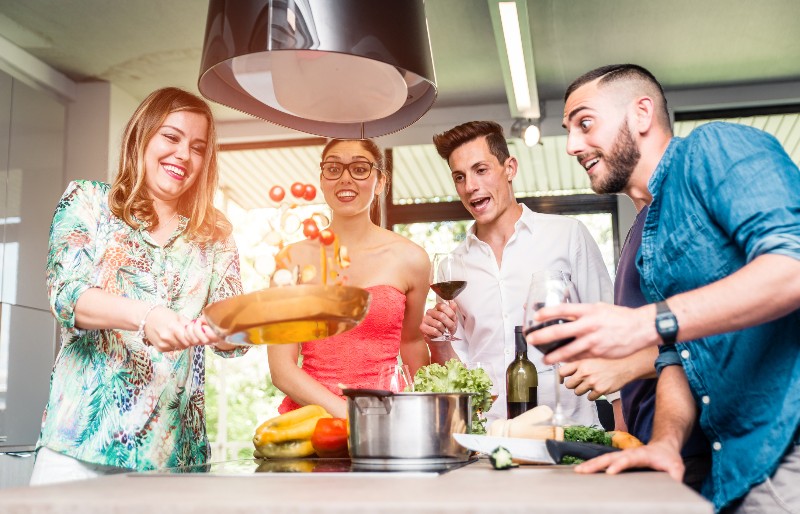 Cena tra amici: organizza una sfida ai fornelli
